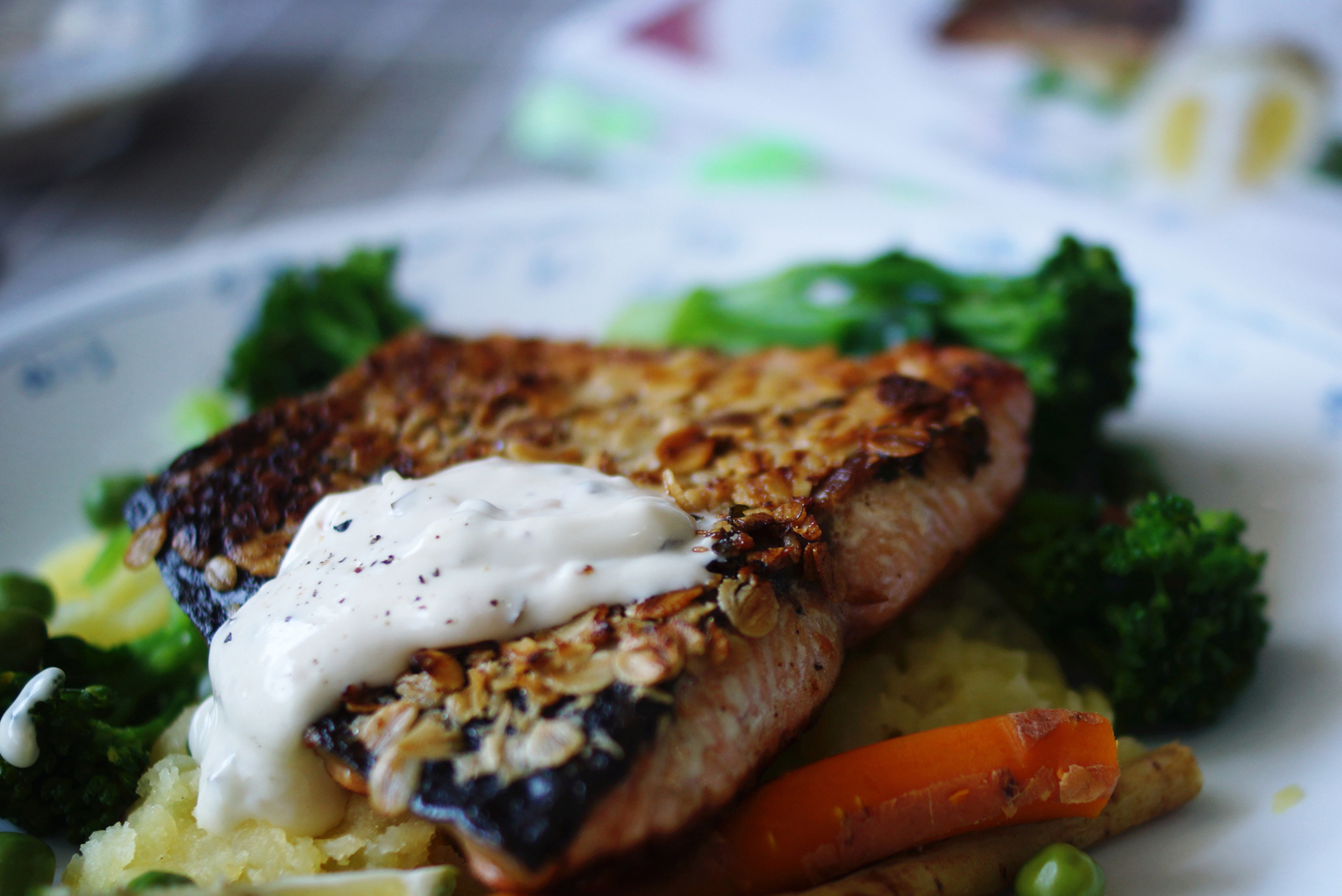 煎三文鱼时,锅里加点它,鱼肉不碎,鱼皮不破,而且不糊锅!_鲑鱼_马铃薯_