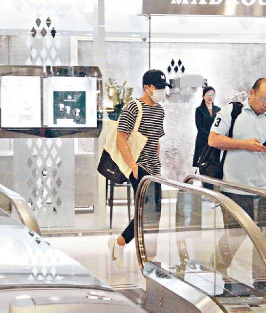 原创有种离婚叫杨幂刘恺威女方素颜晒猫而男方携美女派对合照