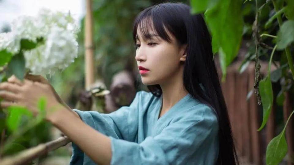 原来,李子柒这三年并没有闲着,而是投身于非遗文化的学习与传承中.