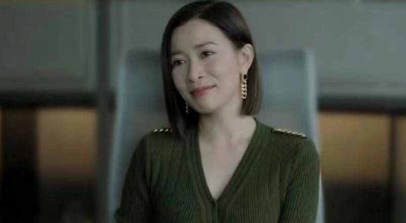 从《新闻女王》到《今天的她们》,49岁的她成"气场女王"专业户_佘诗曼