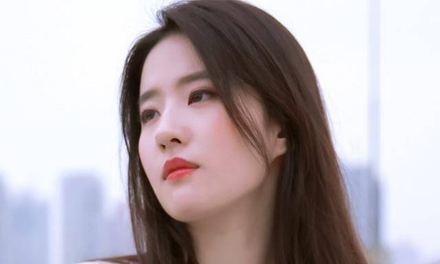 刘亦菲19岁跳舞照被曝光样貌清纯可爱伴舞都成了大人物