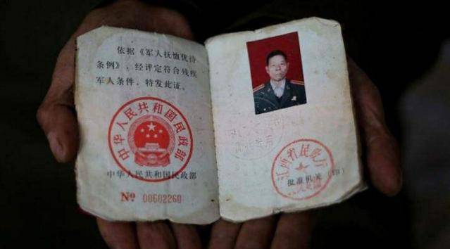 烈士陵园长眠,却出现在人前,这位老兵身上发生了何事_时候_部队_墓碑