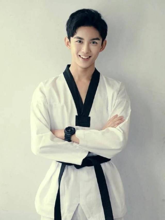 原创6岁演哪吒便成爆红童星,胡歌盛赞小影帝,如今也考北电_吴磊