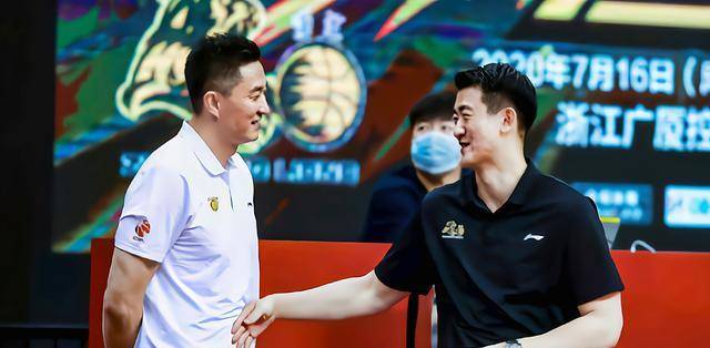 广东宏远队半场比赛大胜广厦胡明轩表现抢眼