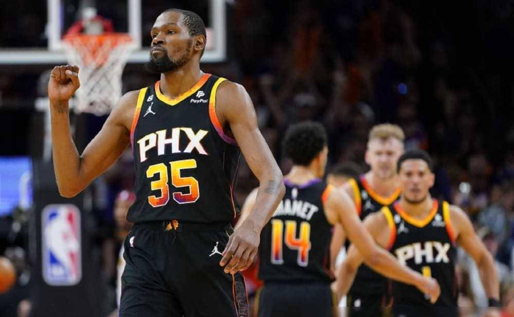 杜兰特和布克拼尽全力,但季后赛中的艾顿表现却让人大跌眼镜.