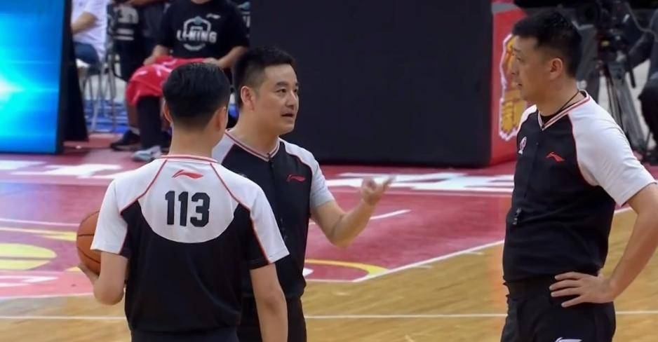 原创罕见一个走步误判让山东连吃3t2人夺权裁判够狠丁伟看傻