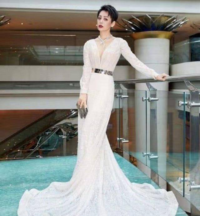 原创原创47岁宁静过年晒图穿经典老虎头造型配大红唇中国风十足