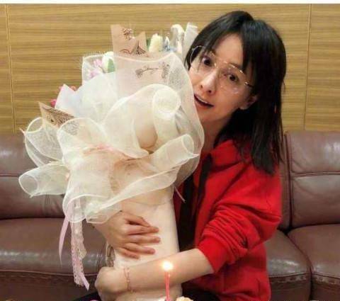 在最近半年的节目当中一姐谢娜因为怀孕的原因暂时离开,终于吴昕能够