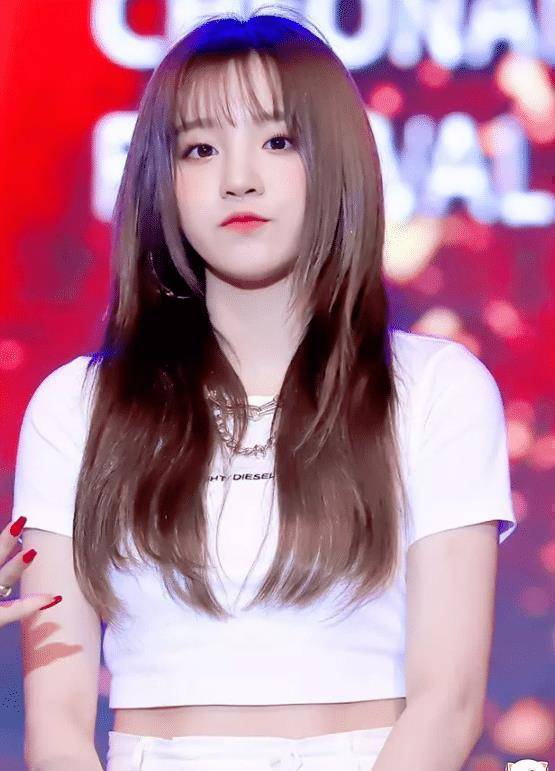 在这张照片中我们可以看到,身穿一身白色套装的宋雨琦,非常的清纯,而