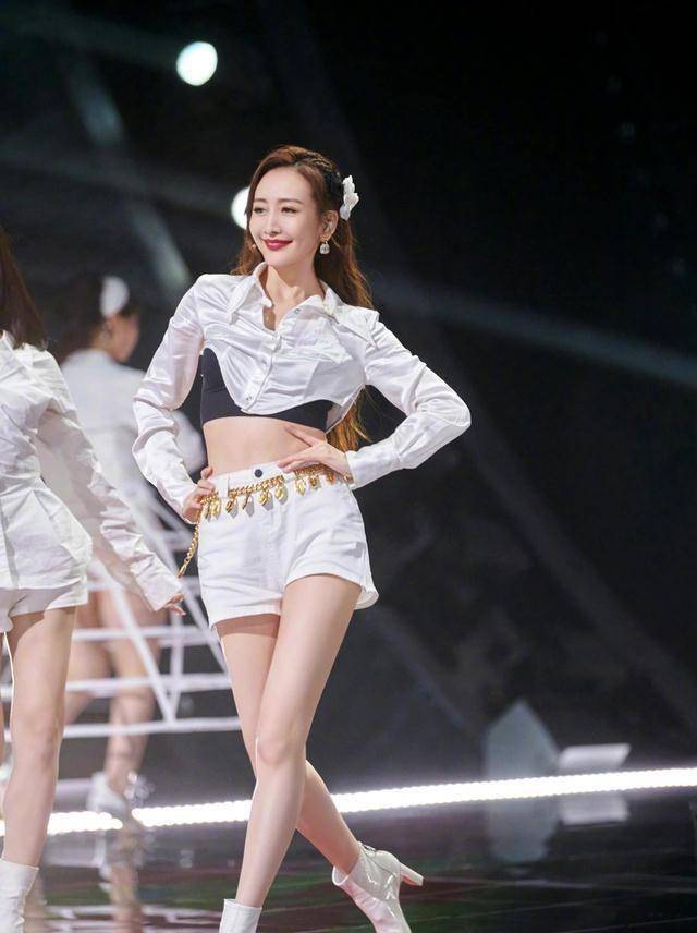 原创原创39岁王鸥超短衬衣秀内衣衬衣短到胳肢窝曲线迷人不输少女