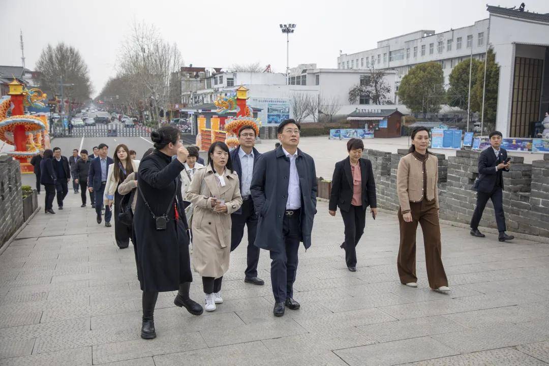 韩国杨平郡郡守全振先一行到台儿庄古城考察