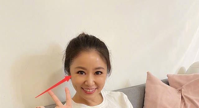 原创林心如罕晒老公视角美照皮肤细腻酒窝醉人眼角细纹分外抢镜