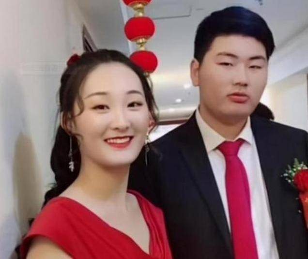 朱之文儿子霸气护妻新婚妻子遭众人怼脸拍小伟揽妻入怀保护