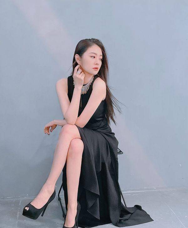 原创原创40岁安以轩状态真好无滤镜生图也没崩颜值哪像两个孩子妈