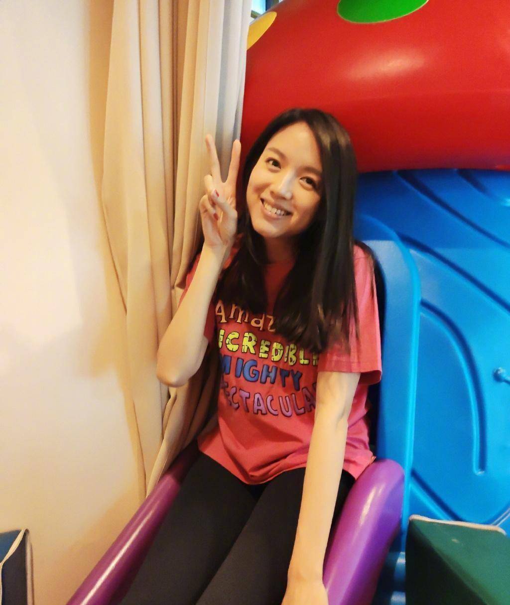 35岁张梓琳化身小朋友在游乐场和女儿玩耍,可以看出张梓琳当天是素颜