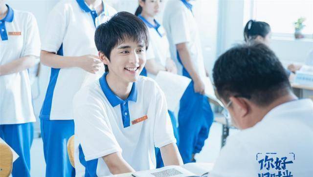 现实中的八月长安小时候也是练着大提琴长大的,也是高中荒废了这个