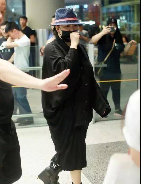 原创48岁张惠妹现身机场,身材让人大跌眼镜