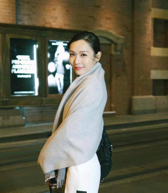 原创原创37岁tvb花旦李佳芯与失业男友同舟共济夺视后仅一年被停工