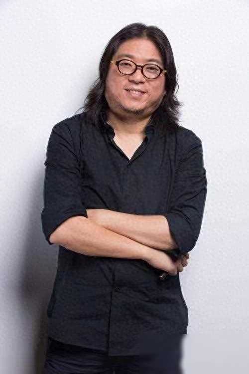 高晓松现在看起来非常保养得不错,头发也变白了不少.