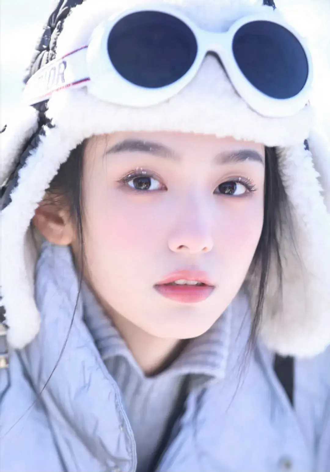 同年6月21日,周佳琪主演的青春校园剧《陪你到世界终结》上线.