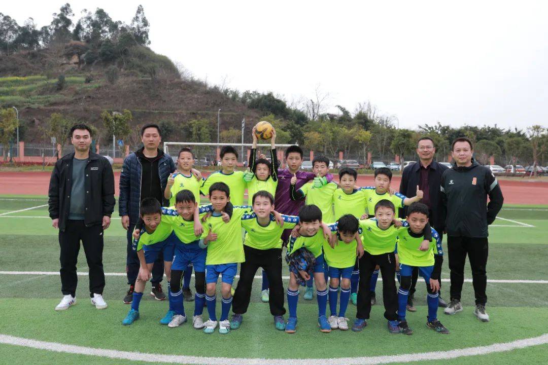 男子乙级冠军代表队红河小学男子甲级冠军代表队多年来,永川区一直把