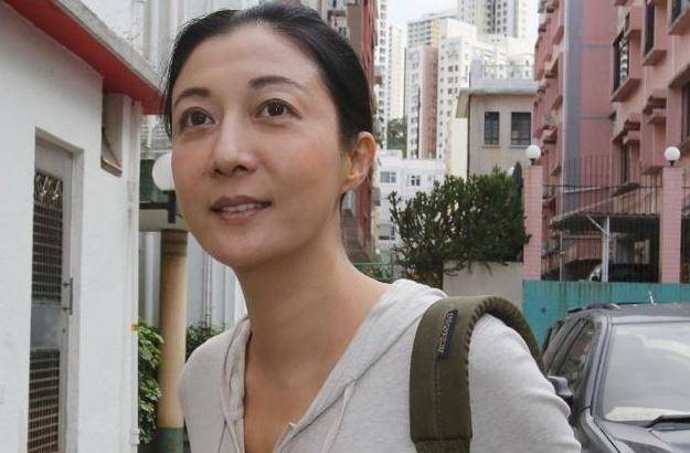 吴绮莉再晒美照,黑色紧身裙吸睛,高难度坐姿吸引大家注意力_吴卓_照片