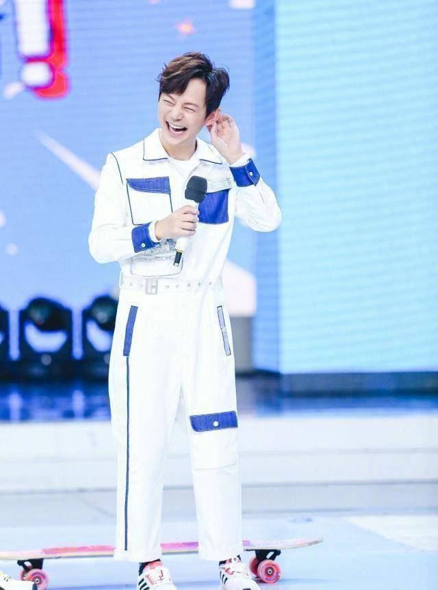 原创原创45岁何炅逆龄生长穿粉色毫无违和感青春洋溢像20岁阳光少年