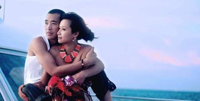 原创原创45岁不婚徐静蕾恋爱10年罕见秀恩爱躺黄立行胸肌上撒娇