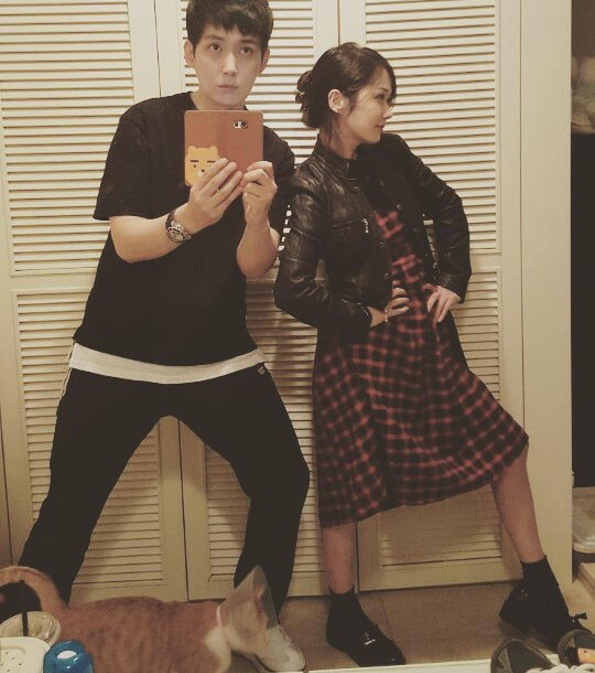 原创39岁张娜拉不见老,大5岁的哥哥更是童颜,兄妹同框十分养眼_张诚