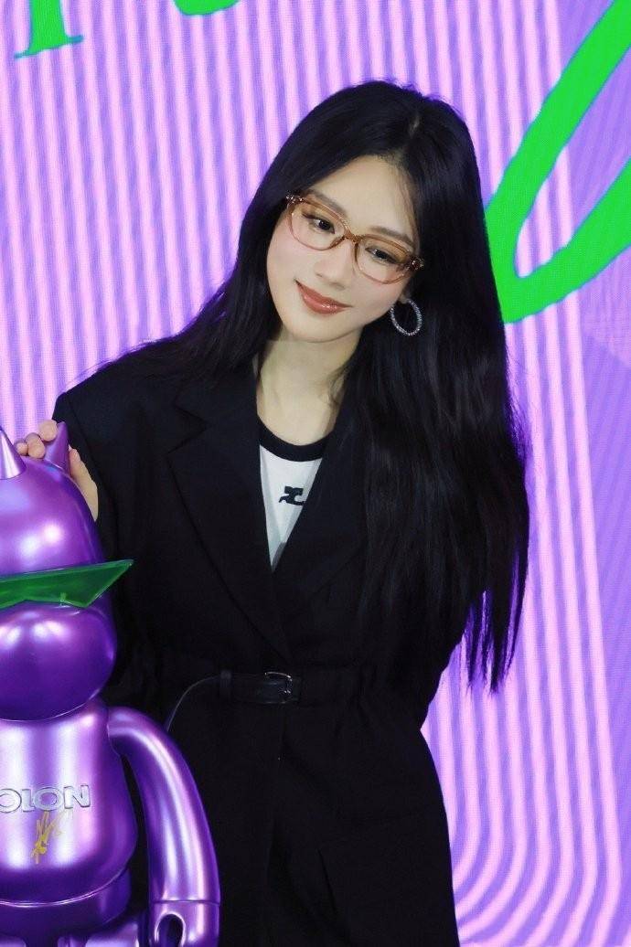 原创时尚新潮杨紫挑战叠穿风格引爆关注