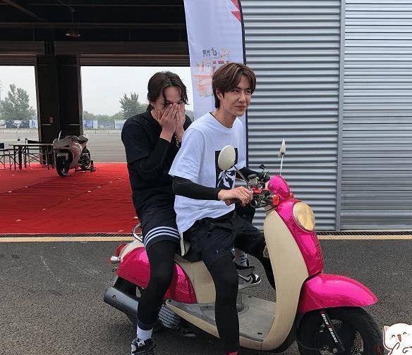 王一博的摩托车后座有人了得知对方是谁后粉丝直言酸成柠檬精