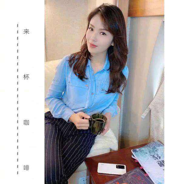 原创原创41岁刘涛出席活动身穿双排扣西装长腿抢镜甜美梨涡太减龄