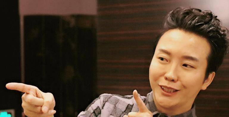 原创41岁了还不结婚?李玉刚18个字凄凉回应,女儿颜值太抢镜!