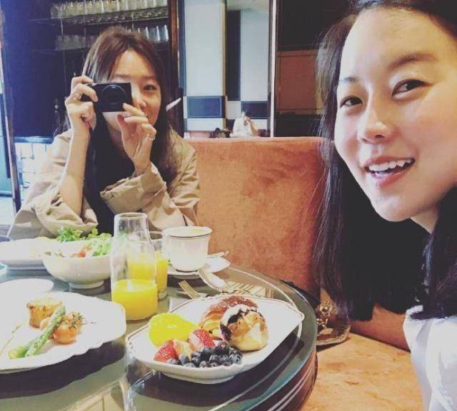 原创原创39岁孔孝真晒真实素颜美照风衣配凉拖抢尽风头闺蜜无奈的笑了