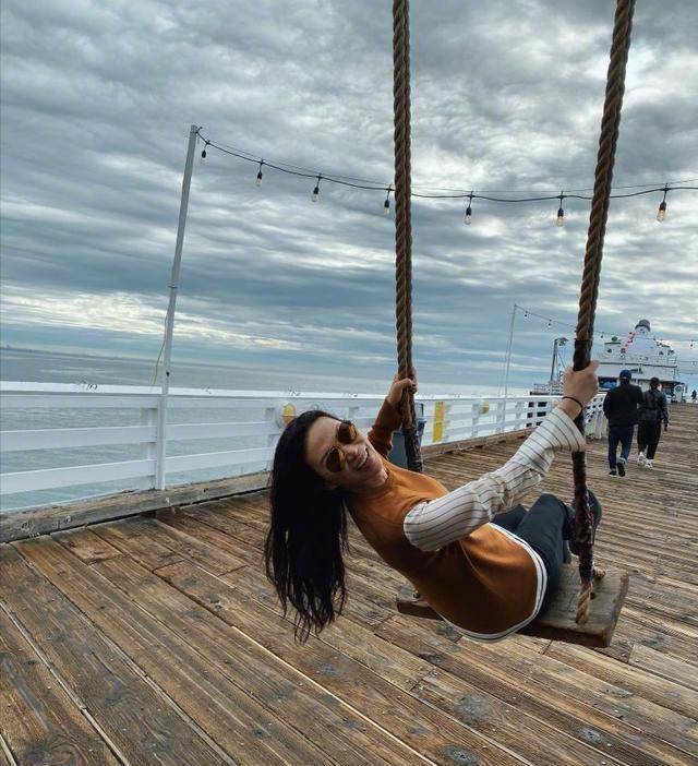 原创51岁邓文迪坐游轮荡秋千穿马甲笑得像个孩子完美展现富婆生活