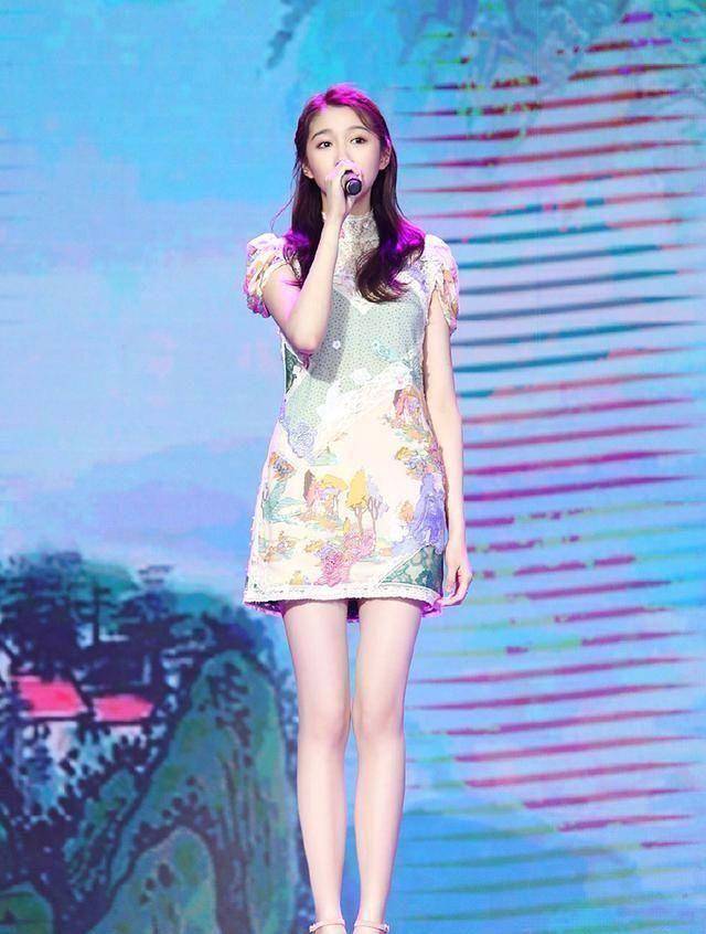 原创原创48岁的闫妮再次因为腿长上热搜全体女网友集体化身柠檬精