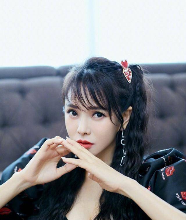 原创52岁伊能静能屈能伸既能道歉男评委又能自晒性感写真证明实力