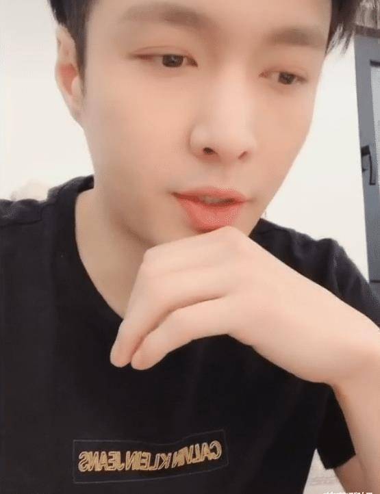 原创张艺兴拍摄视频当镜头拍到他的字迹后连小学生都不如