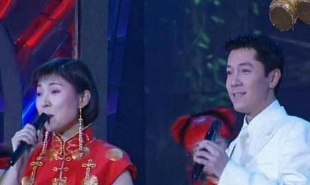 原创原创52岁蔡国庆与两任外国女友分手后娶圈外妻子九岁儿子很帅气