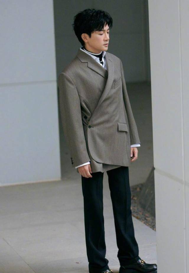 不过最引人注目的还是苏有朋的西装外套,不少网友看到了之后都问"穿错