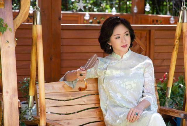 原创原创51岁金星现身机场皮肤松弛却仍精神喉咙特征愈发明显