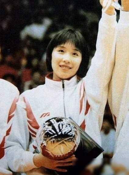 原创前体育队长杨希近况年过半百面容显老与公务员男子定居香港