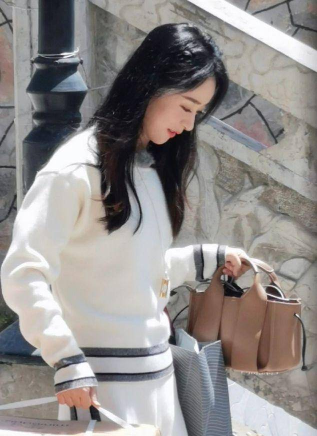 原创赵丽颖产后首档综艺节目路透糊图产后变得这么洋气