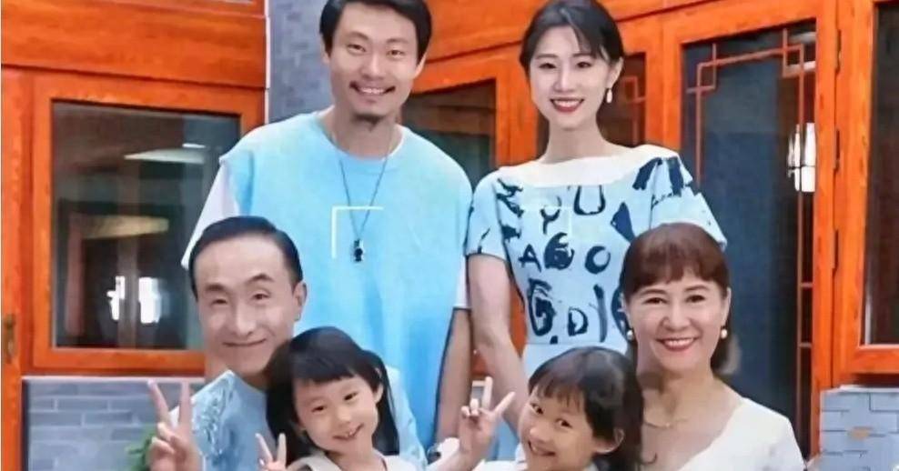 近日,巩汉林一家人的生活照片在网络上引起热议.