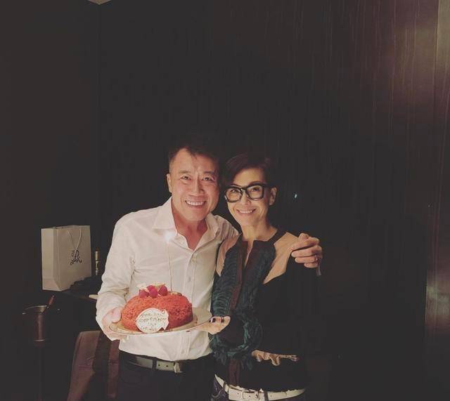 原创原创51岁伍咏薇携丈夫打火锅庆生平淡是福两度原谅丈夫不忠坚守