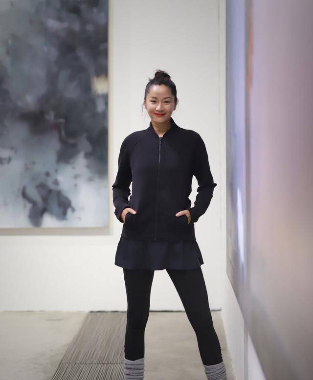 原创原创48岁瞿颖大变样一身黑衣配丸子头活力十足嫩得像二八少女