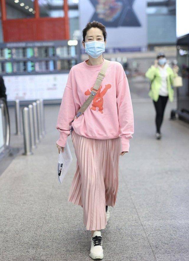 原创原创45岁刘敏涛真会穿衣衬衫阔腿裤旗袍搭卷发古典精致照穿美