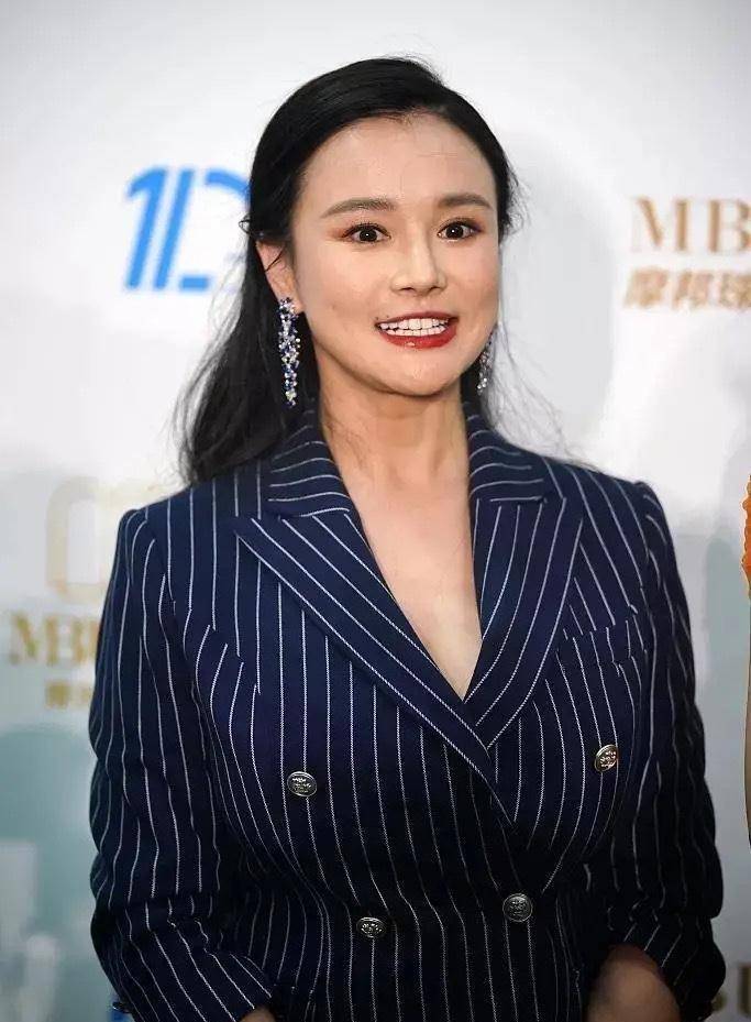 原创原创51岁伊能静状态太好一袭白裙像少女把小15岁冉莹颖都比下去了