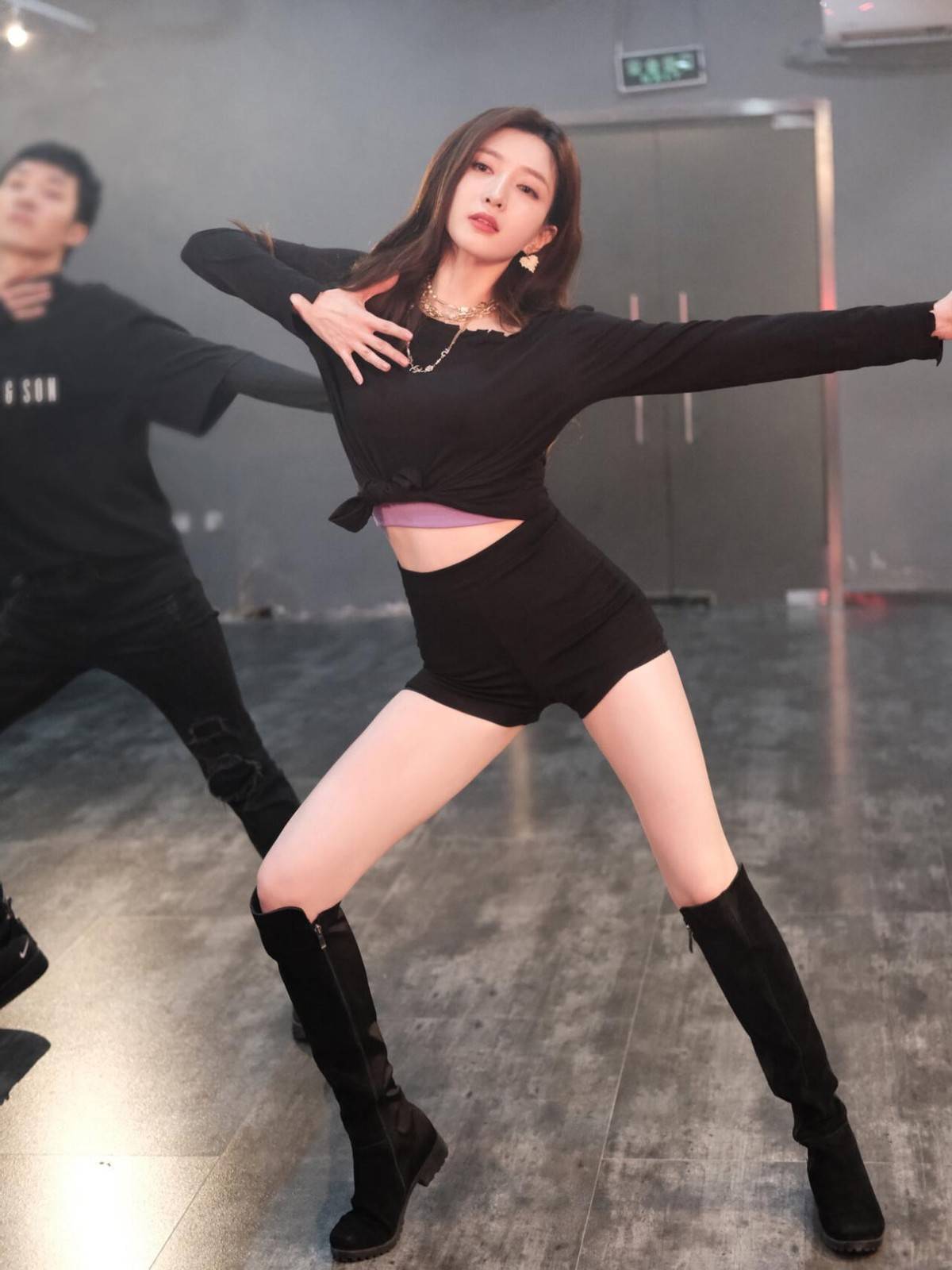江疏影带火了练舞穿搭露腰上衣+二分裤+长筒靴高级性感又洋气