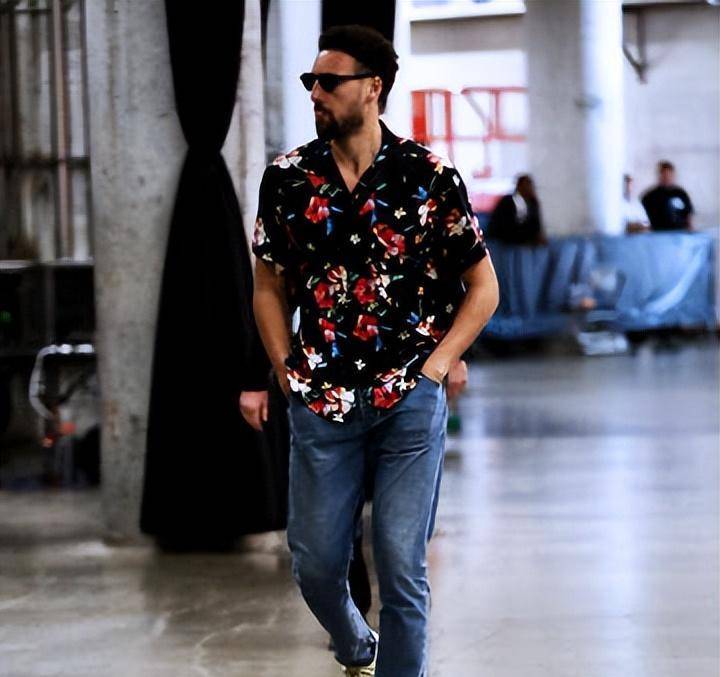 克莱汤普森重回到首发以后可以说是大发神威,佛光普照,佛法无边,佛怒